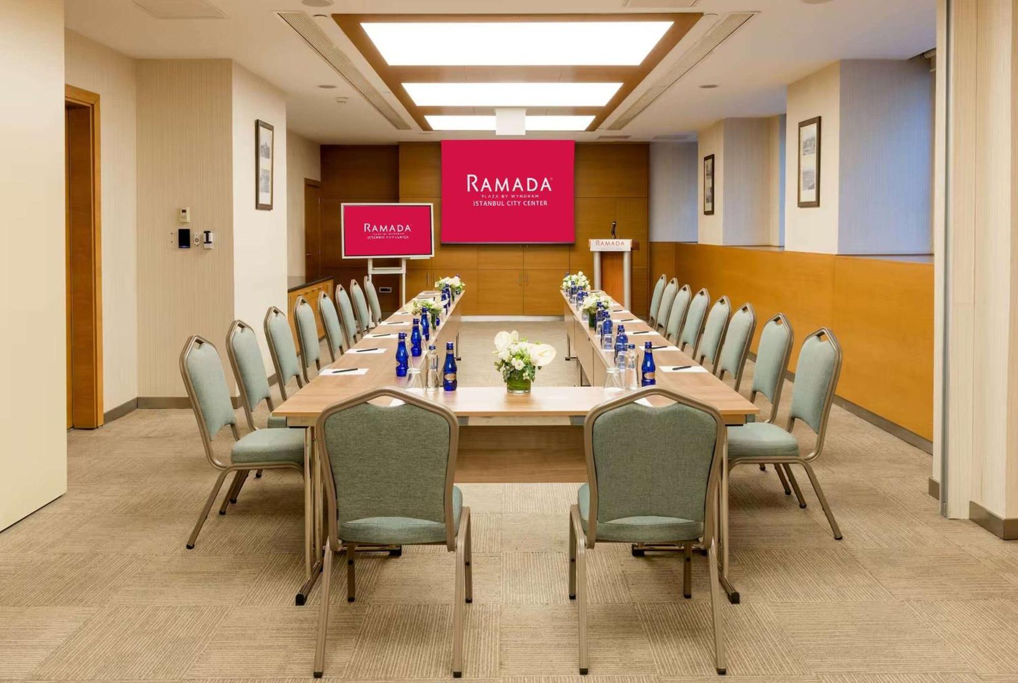 Ramada Plaza By Wyndham Center (adults Only) מלון