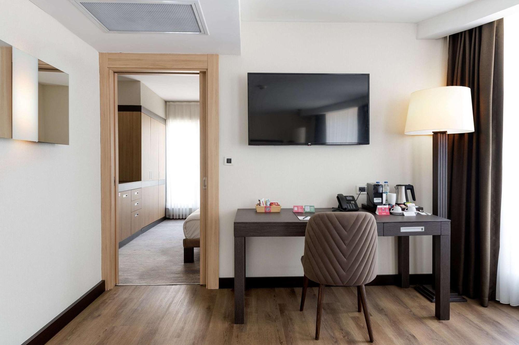 Ramada Plaza By Wyndham Center (adults Only) מלון