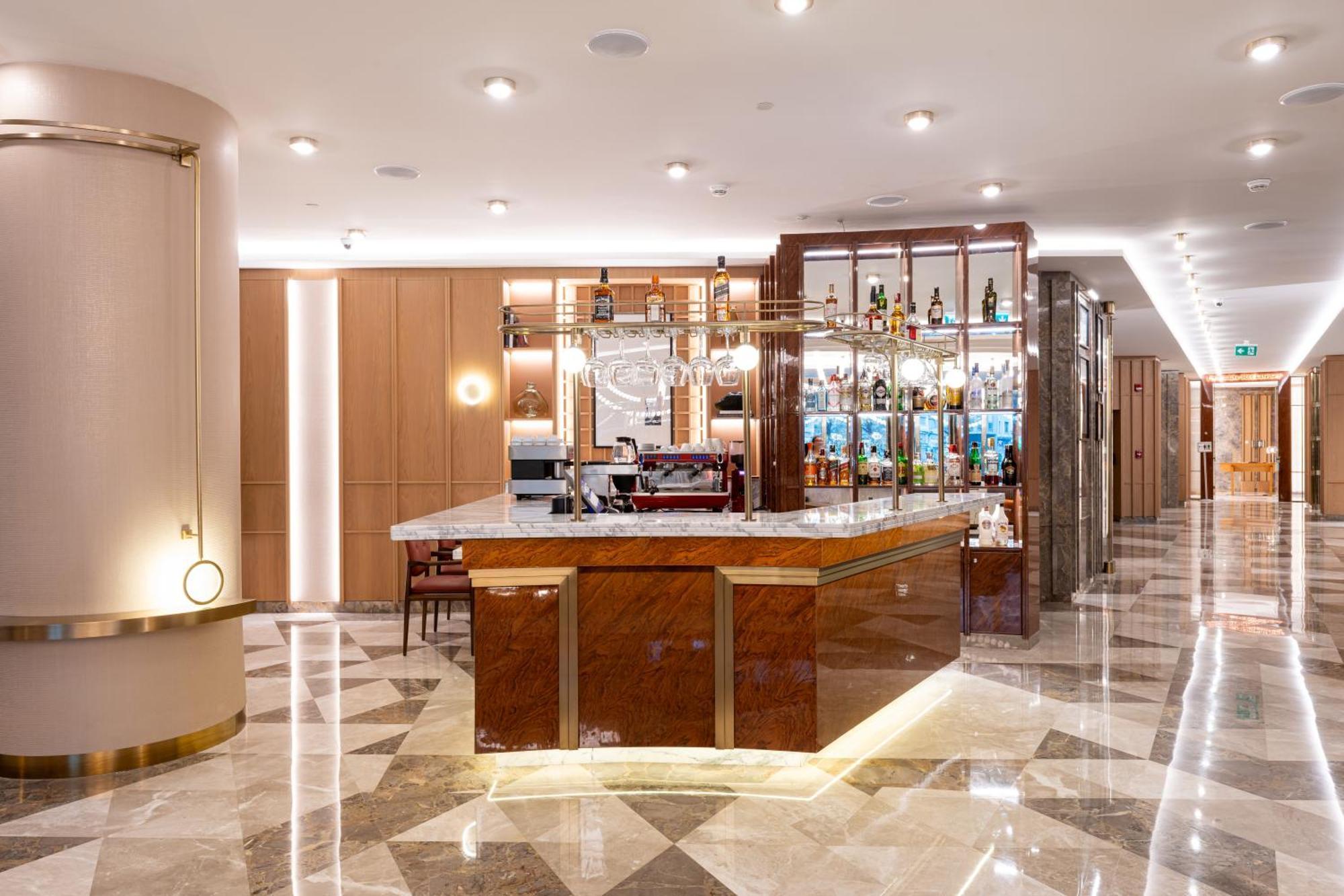 Ramada Plaza By Wyndham Center (adults Only) מלון